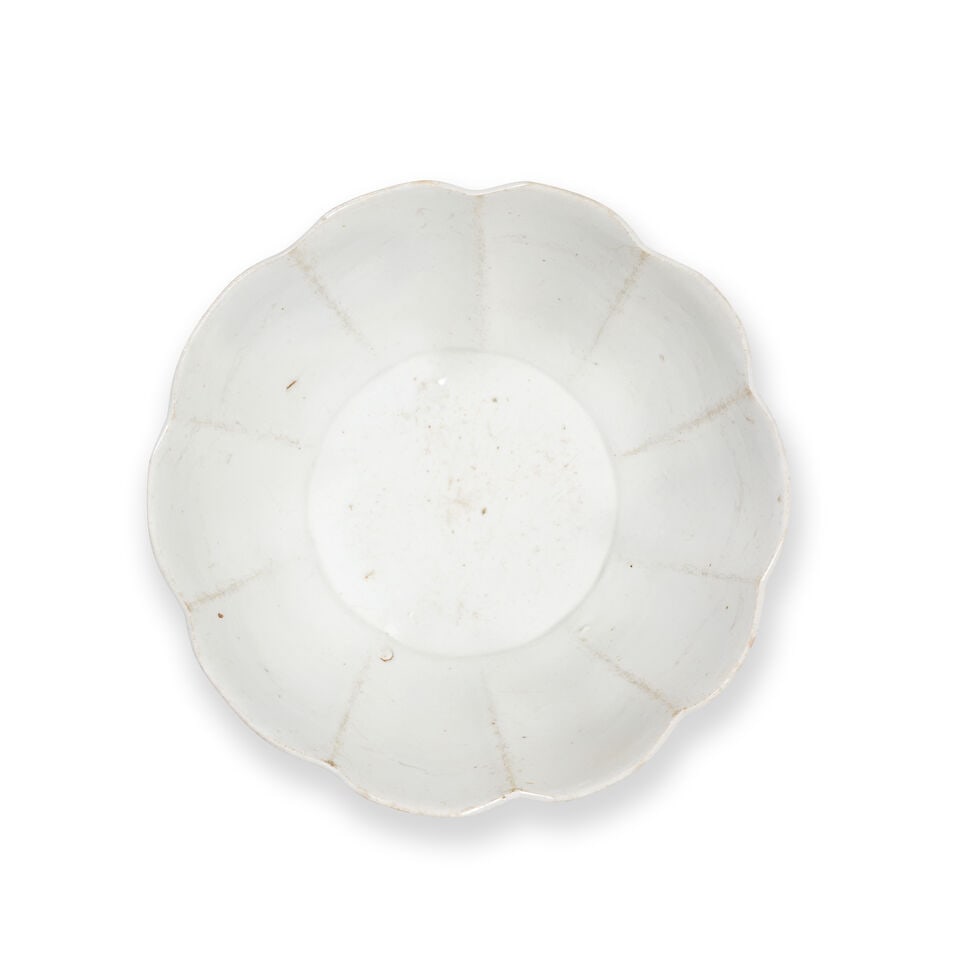 A WHITE-GLAZED STONEWARE LOBED BOWL Song Dynasty - 3