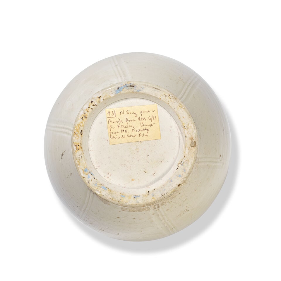 A CREAM-GLAZED OVOID VASE Song Dynasty (2) - 2