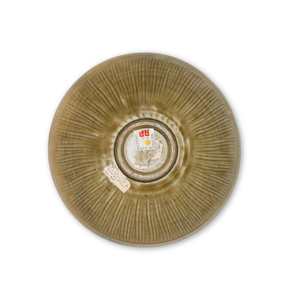 A LARGE YAOZHOU-STYLE CELADON-GLAZED 'FLORAL' DISH Song Dynasty - 2