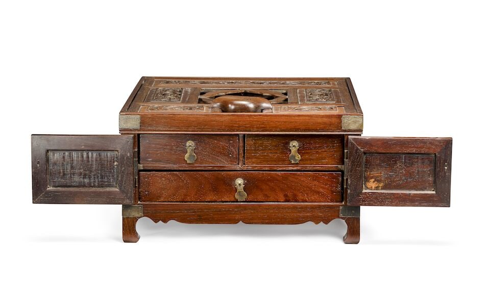 A HONGMU SQUARE DRESSING CASE WITH FOLDING MIRROR STAND, ZHEDIESHI JINGTAI 18th/19th century - 2