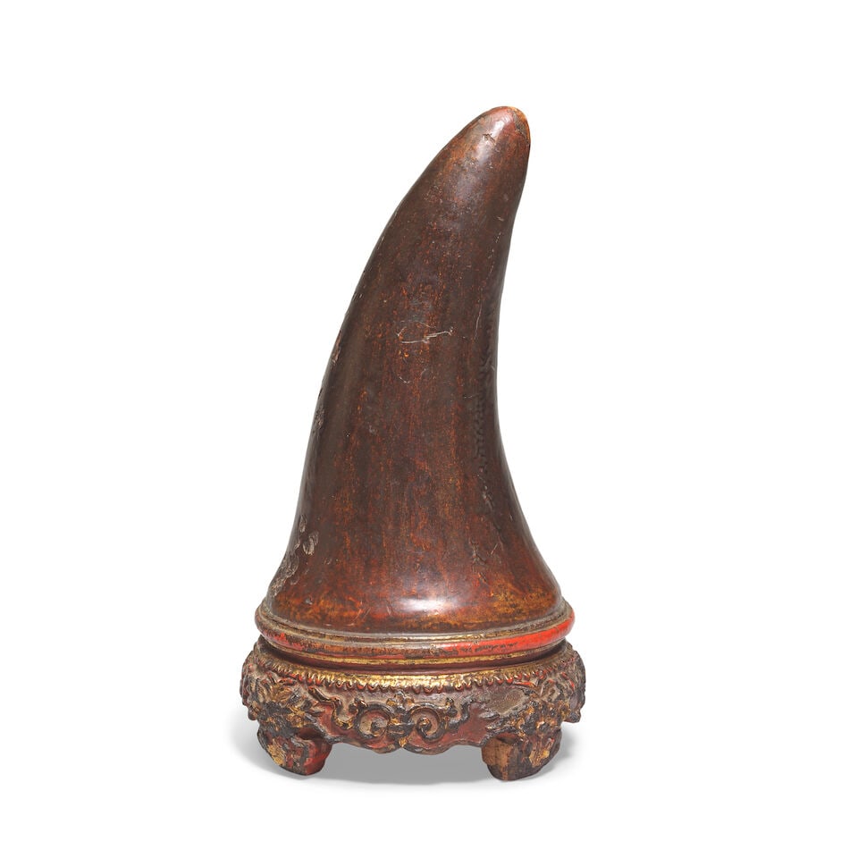 A GILT AND LACQUER WOOD TROMPE-L'ŒIL 'RHINOCEROS HORN' CARVING Late Qing Dynasty - 2