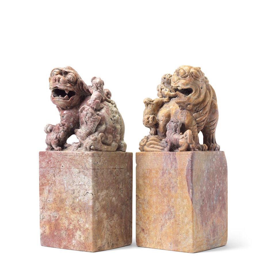 A PAIR OF VERY LARGE CARVED SOAPSTONE 'BUDDHIST LIONS' SEALS Republic period (2) - 7