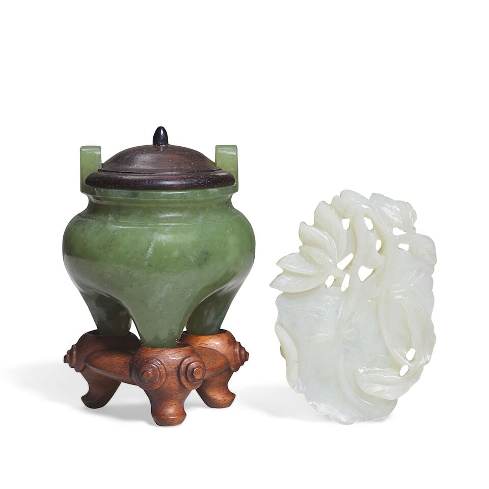 A MINIATURE JADE INCENSE BURNER AND A JADE 'LOTUS' PENDANT 19th/20th century (4) - 2