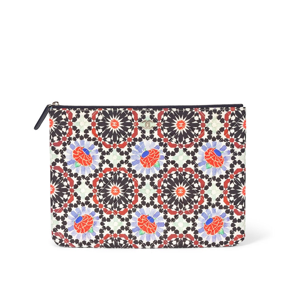 Chanel: a Dubai Paris O Case Zip Pouch 2014 VIP Gift (includes serial sticker) (1 of 2)