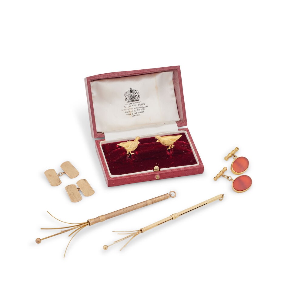 A pair of modern 9 carat gold grouse cufflinks (1 of 1)