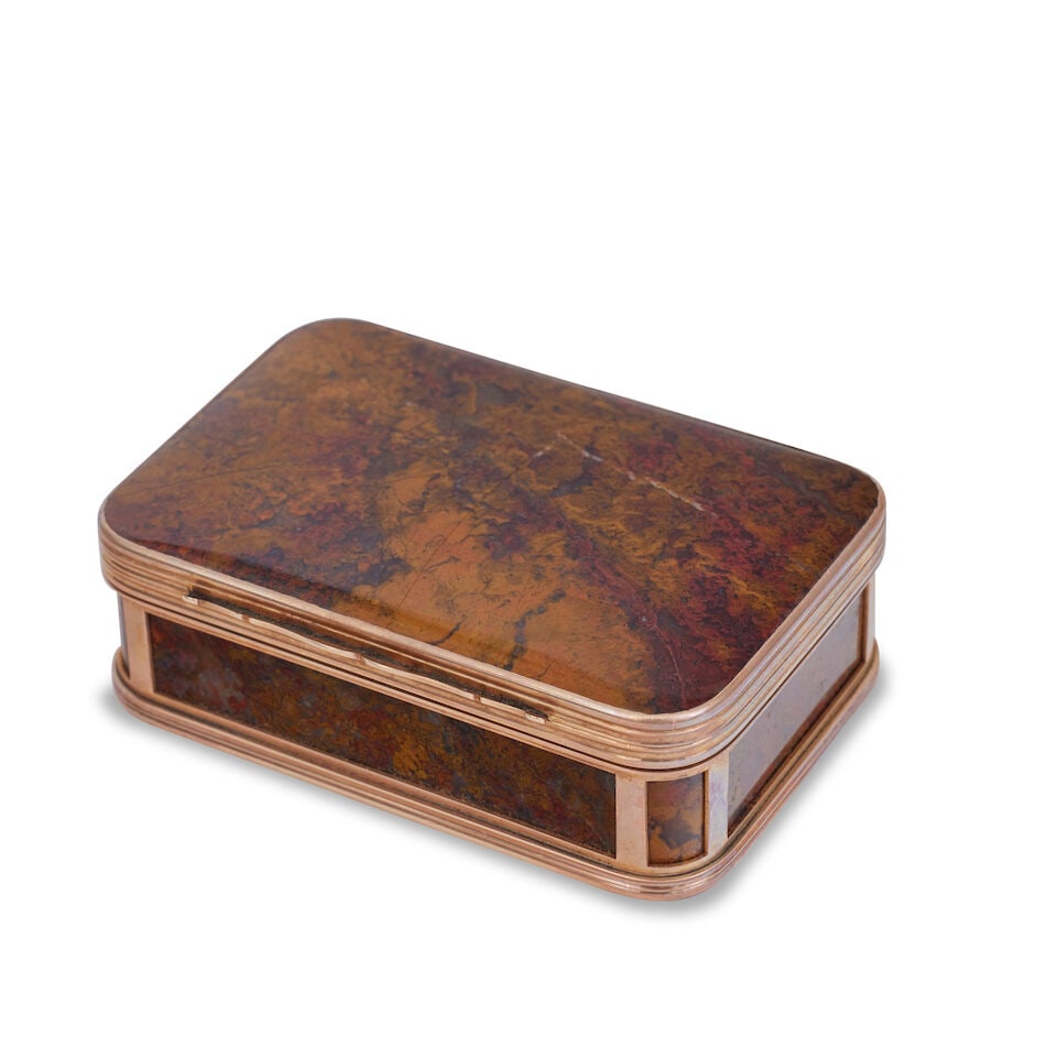 A George III gold and agate snuff box Circa 1810, unmarked (1 of 4)