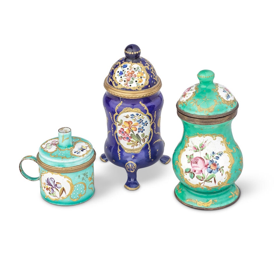 A South Staffordshire enamel bougie box, a mustard pot and sifter, circa 1770-80 - 2