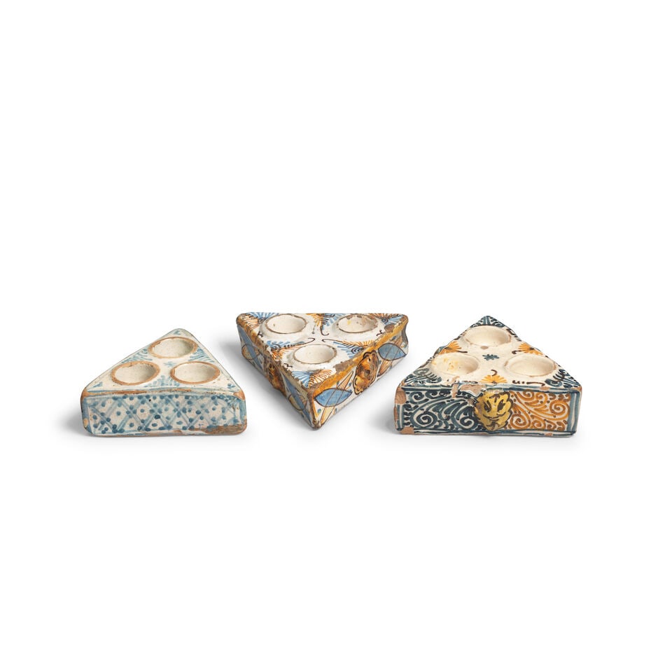 A set of four triangular Spanish spice pots, 17th/18th century - 2