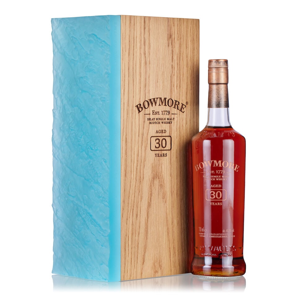 Bowmore 30 Year Old , 1989 (1x 70cl): Bowmore 30 Year Old , 1989 (1x 70cl) Region: Islay, single malt Fill Level: into neck Capsule: good condition Label: engraved labelling Packaging: in original presentation case with transport