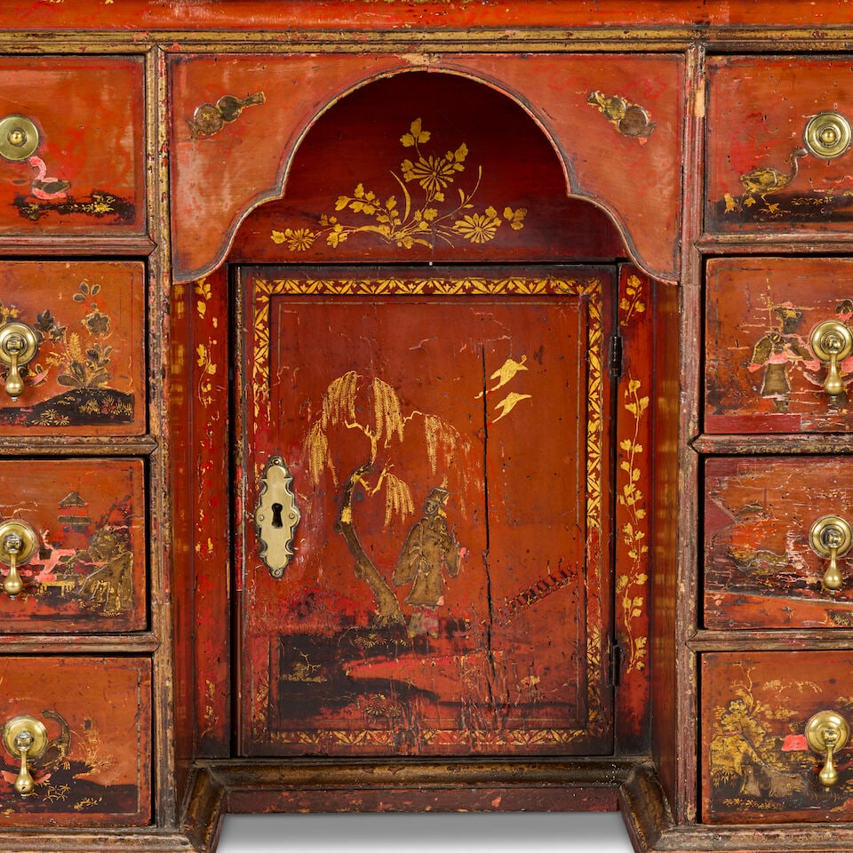 An impressive George I scarlet japanned secretaire kneehole desk of large proportions Circa 1720... - 7