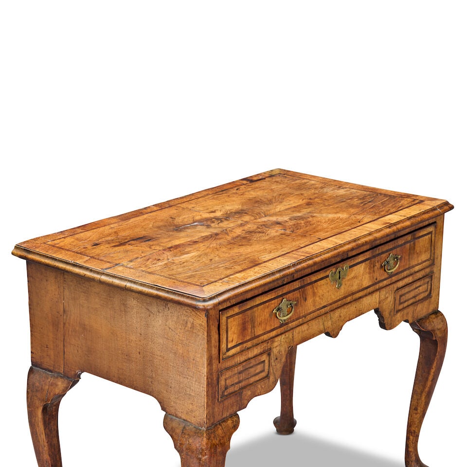 A George II walnut and featherbanded lowboy 1730-1745 - 3