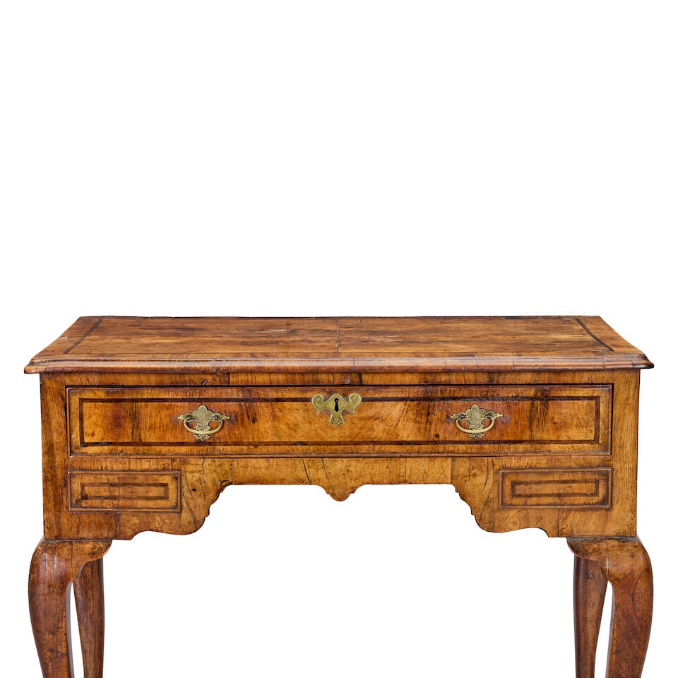 A George II walnut and featherbanded lowboy 1730-1745 - 4