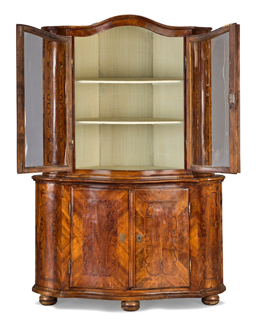 A German 18th century walnut and purplewood inlaid two-tier corner display cabinet 1740-1770 - 2