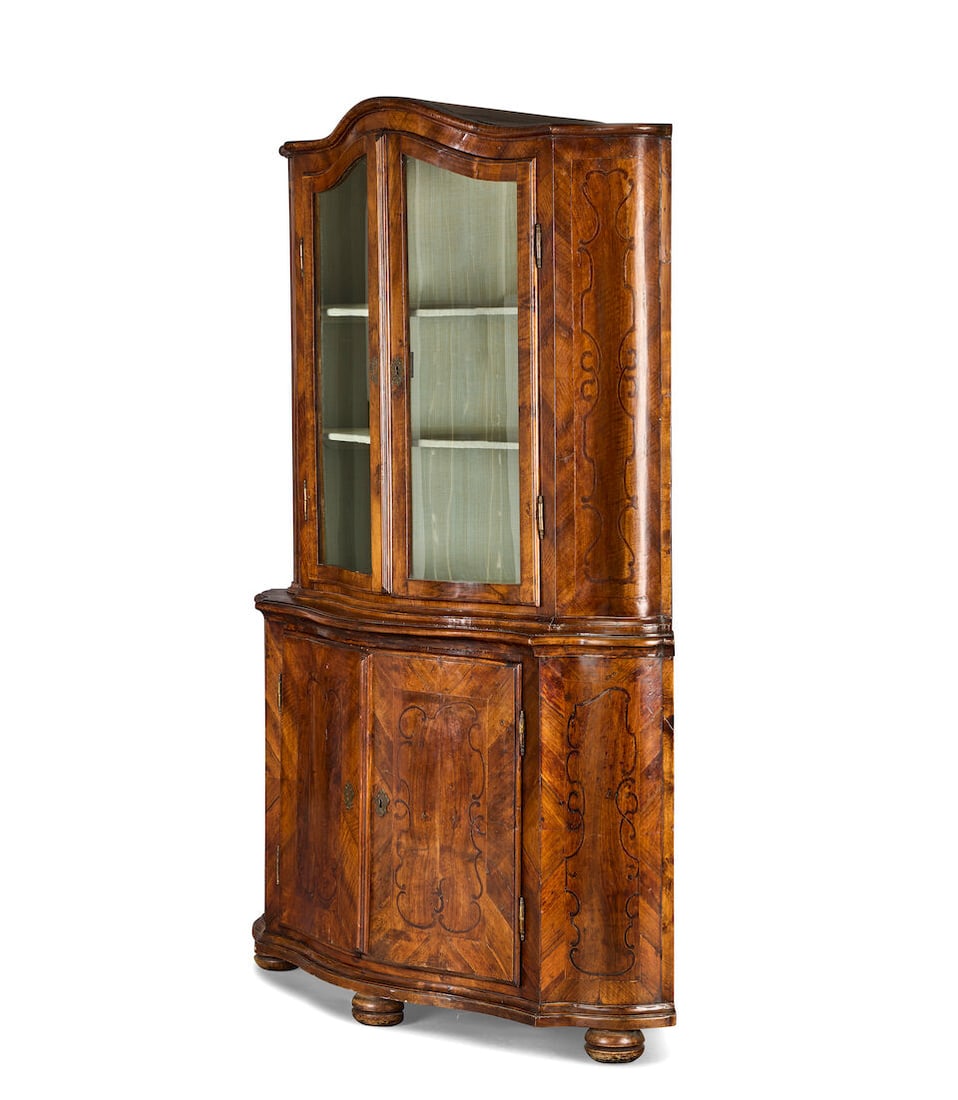 A German 18th century walnut and purplewood inlaid two-tier corner display cabinet 1740-1770 - 3