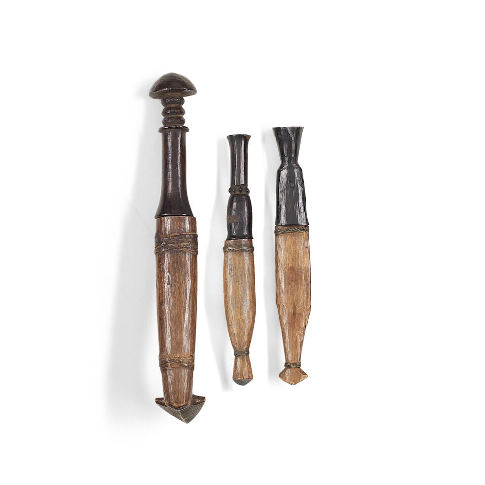 Three Shona Bakatwa knives and sheaths Zimbabwe The largest, 27cm long, the smallest 18cm long 3 - 3
