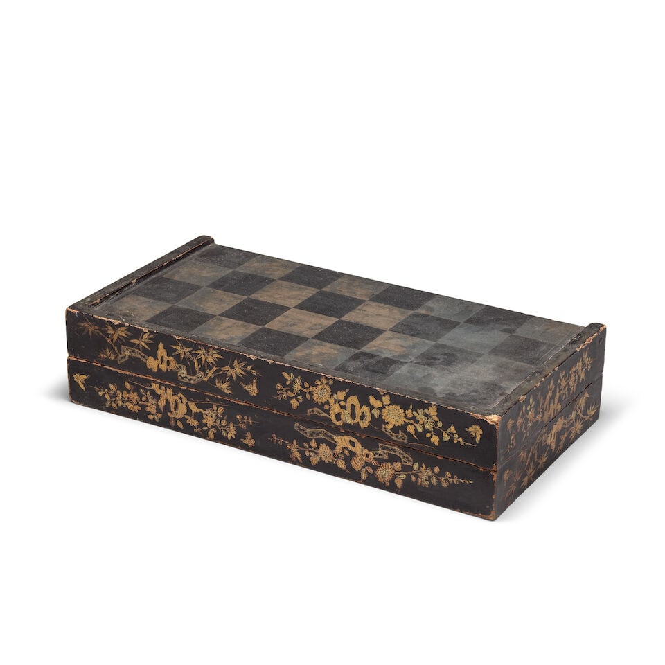 A 19th century Chinese export lacquered gaming box ogether with a set of thirty two Chinese expo... - 3