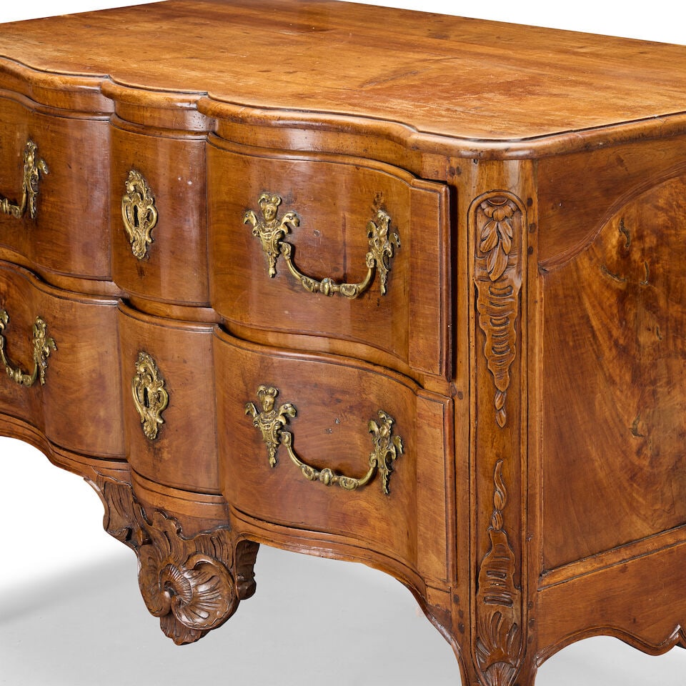 A French Provincial Louis XV walnut commode 1740-1760 - 2