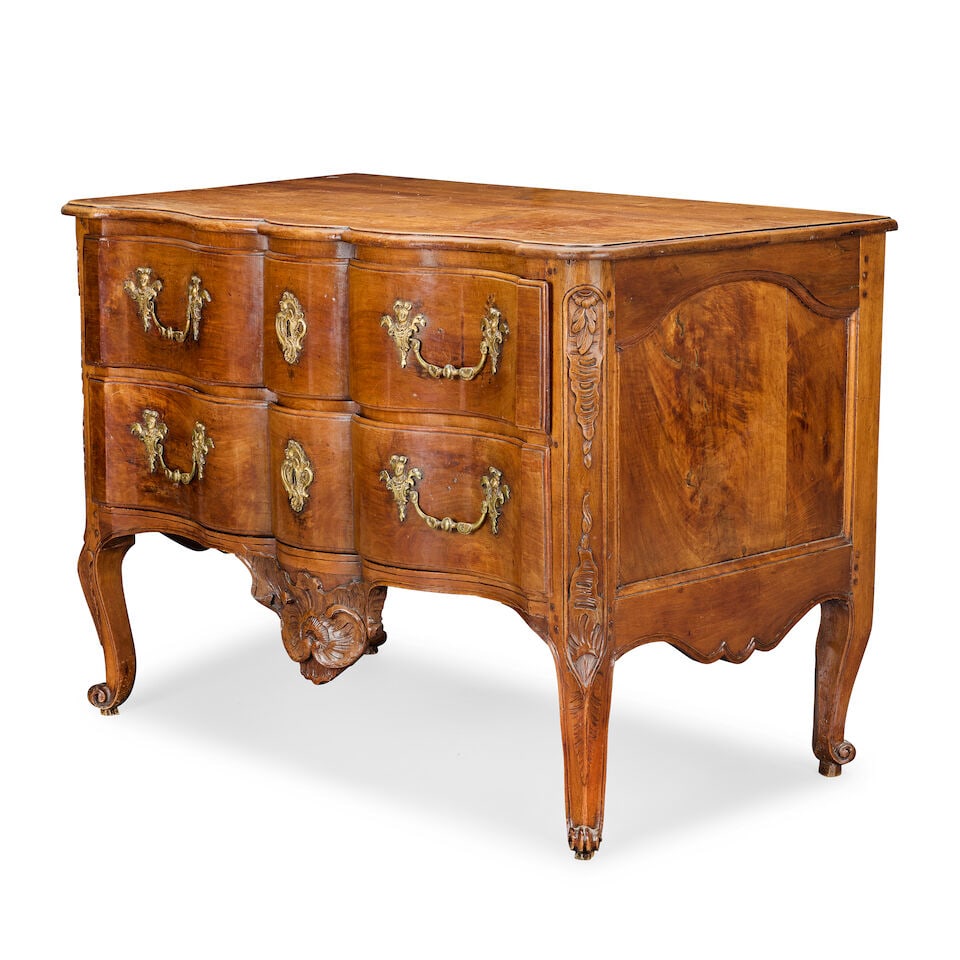 A French Provincial Louis XV walnut commode 1740-1760 - 3