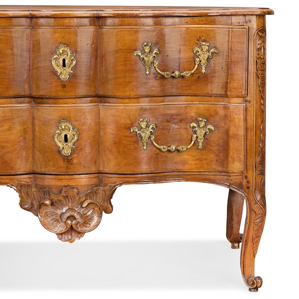 A French Provincial Louis XV walnut commode 1740-1760 - 4