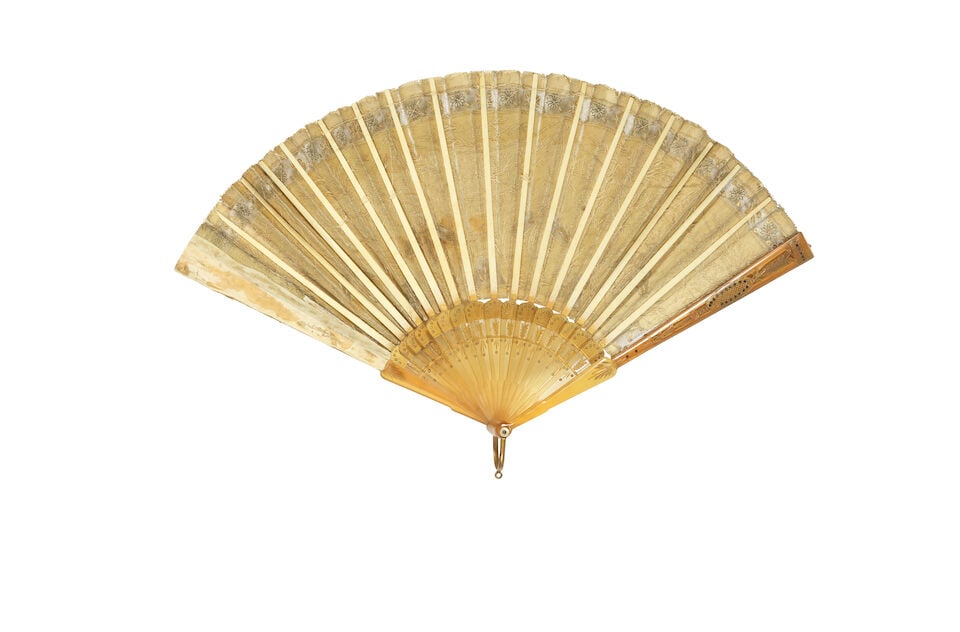 A painted and carved and pierced horn brisé folding fan together with a pierced and gilt de... - 4