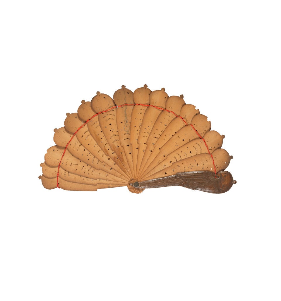 An interesting collection of eight European folding fans in blonde tortoiseshell, carved horn, ... - 10