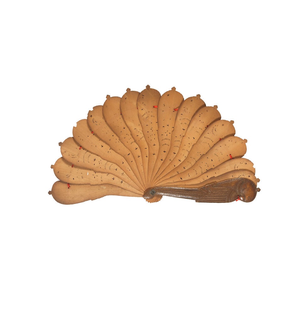 An interesting collection of eight European folding fans in blonde tortoiseshell, carved horn, ... - 11