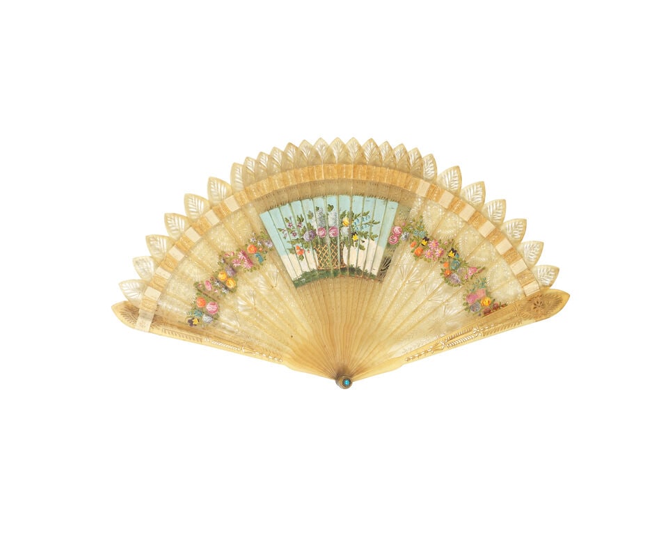 An interesting collection of eight European folding fans in blonde tortoiseshell, carved horn, ... - 16