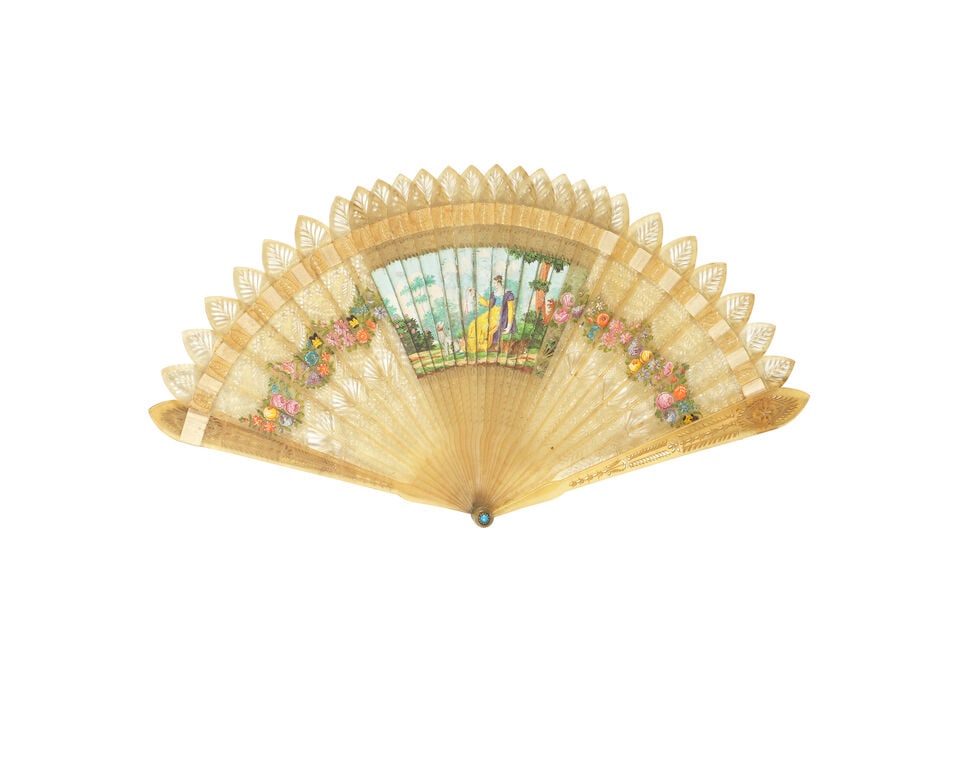 An interesting collection of eight European folding fans in blonde tortoiseshell, carved horn, ... - 17