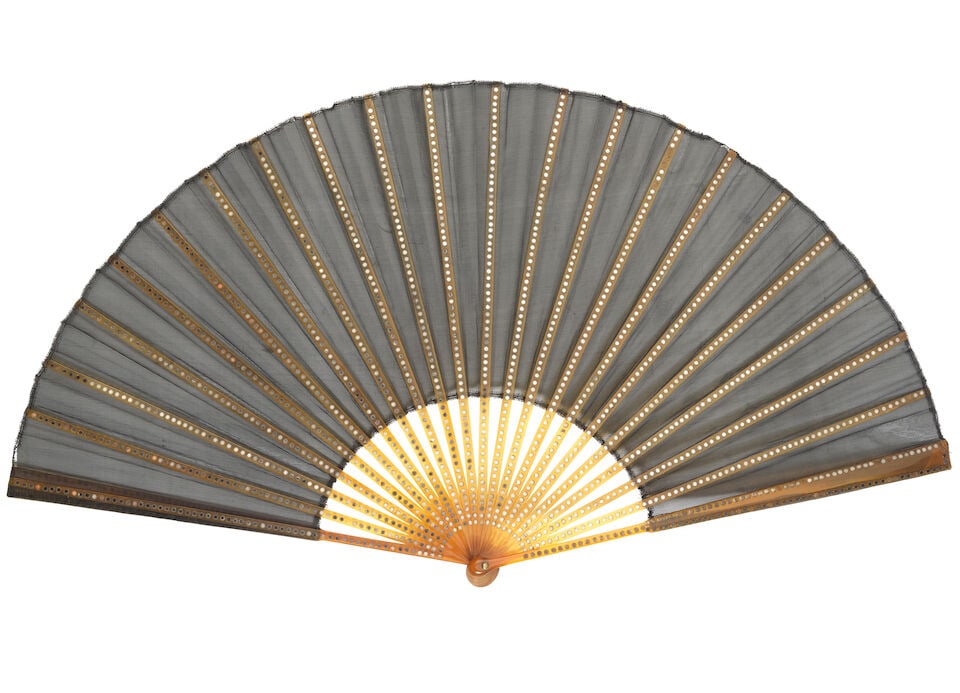 An interesting collection of eight European folding fans in blonde tortoiseshell, carved horn, ... - 2