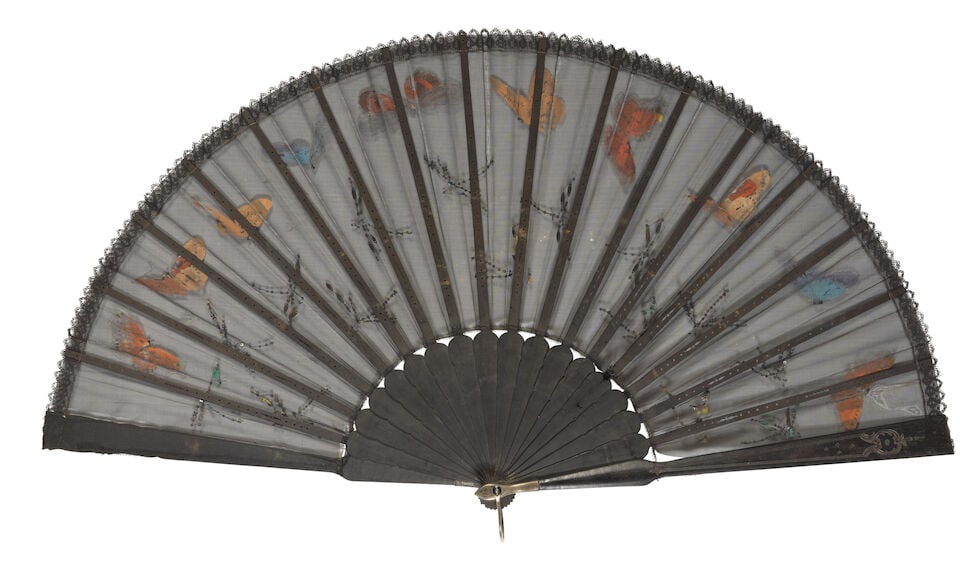 An interesting collection of eight European folding fans in blonde tortoiseshell, carved horn, ... - 4