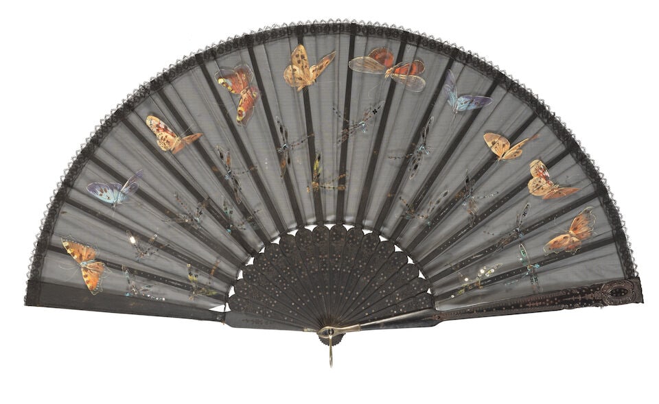 An interesting collection of eight European folding fans in blonde tortoiseshell, carved horn, ... - 5