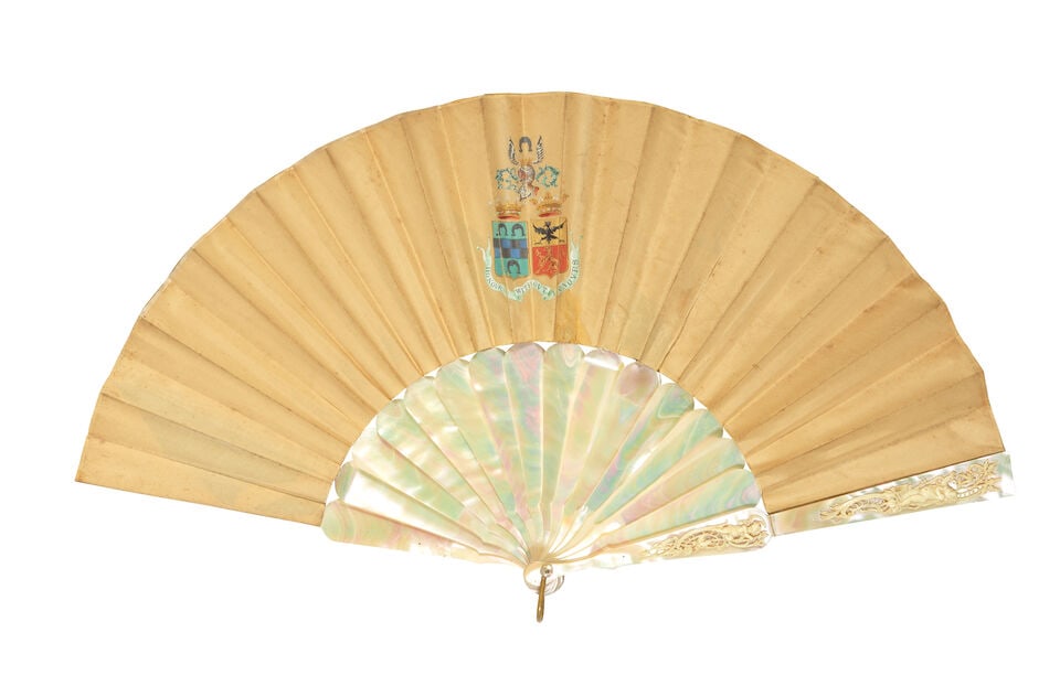 An interesting collection of eight European folding fans in blonde tortoiseshell, carved horn, ... - 6
