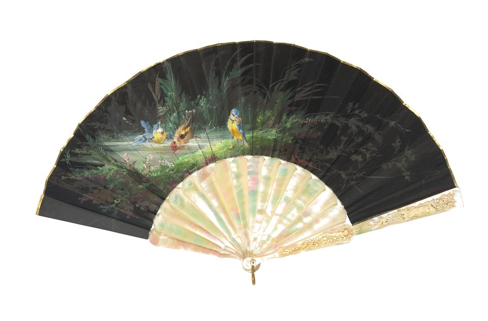 An interesting collection of eight European folding fans in blonde tortoiseshell, carved horn, ... - 7