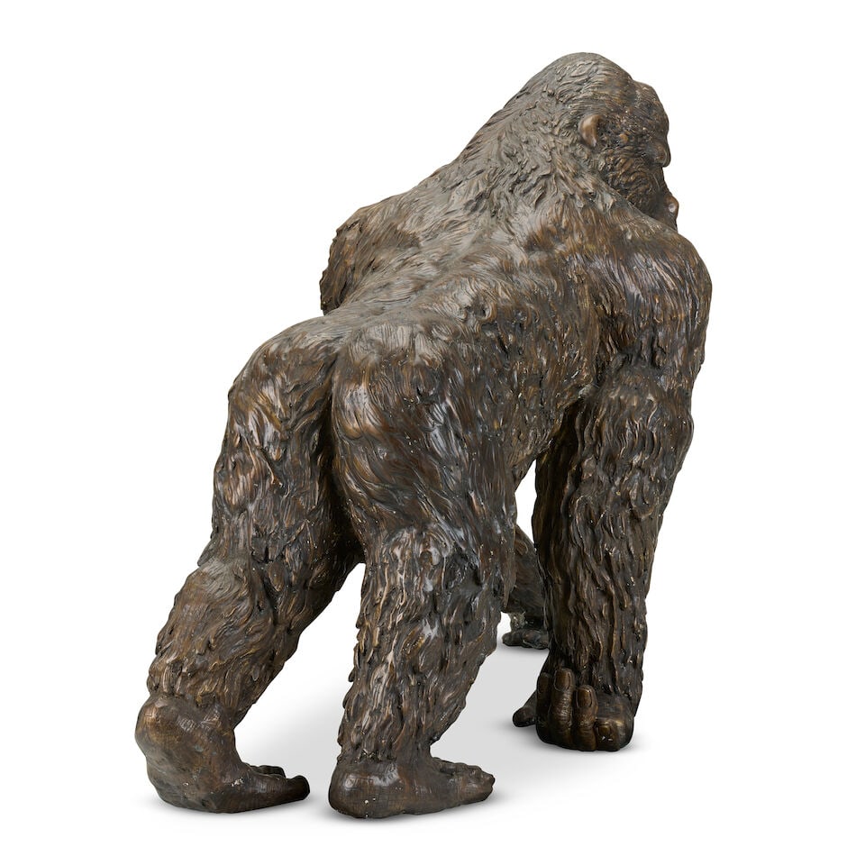An impressive patinated bronze model of a gorilla - 2