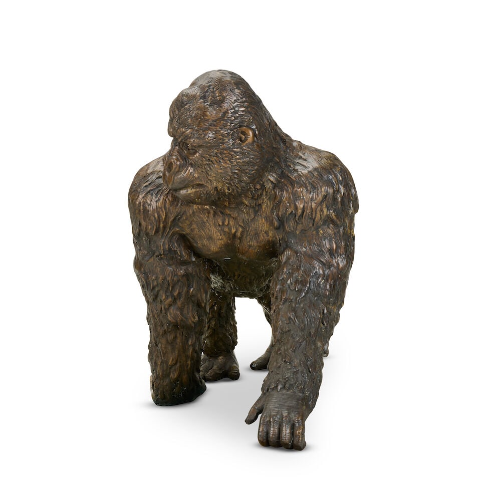An impressive patinated bronze model of a gorilla - 3