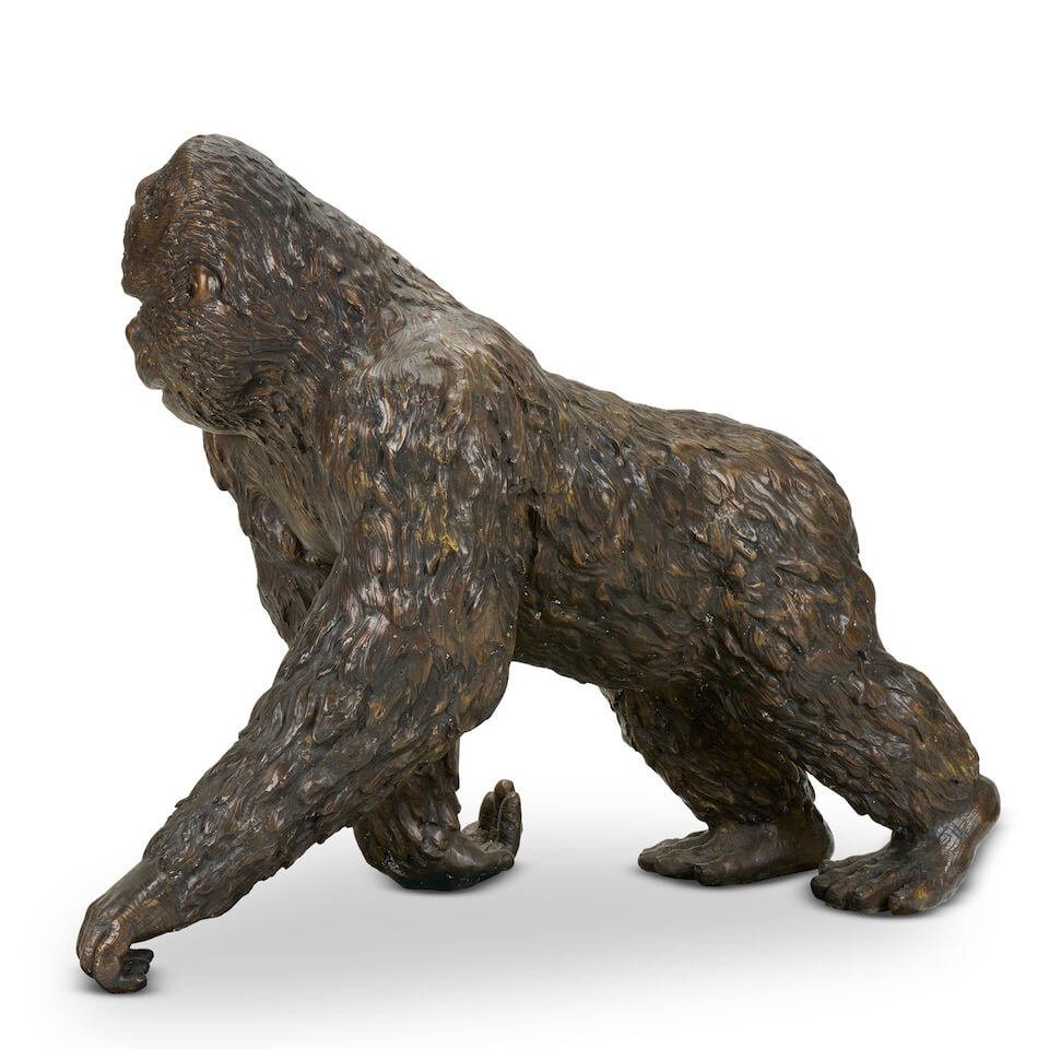 An impressive patinated bronze model of a gorilla - 4