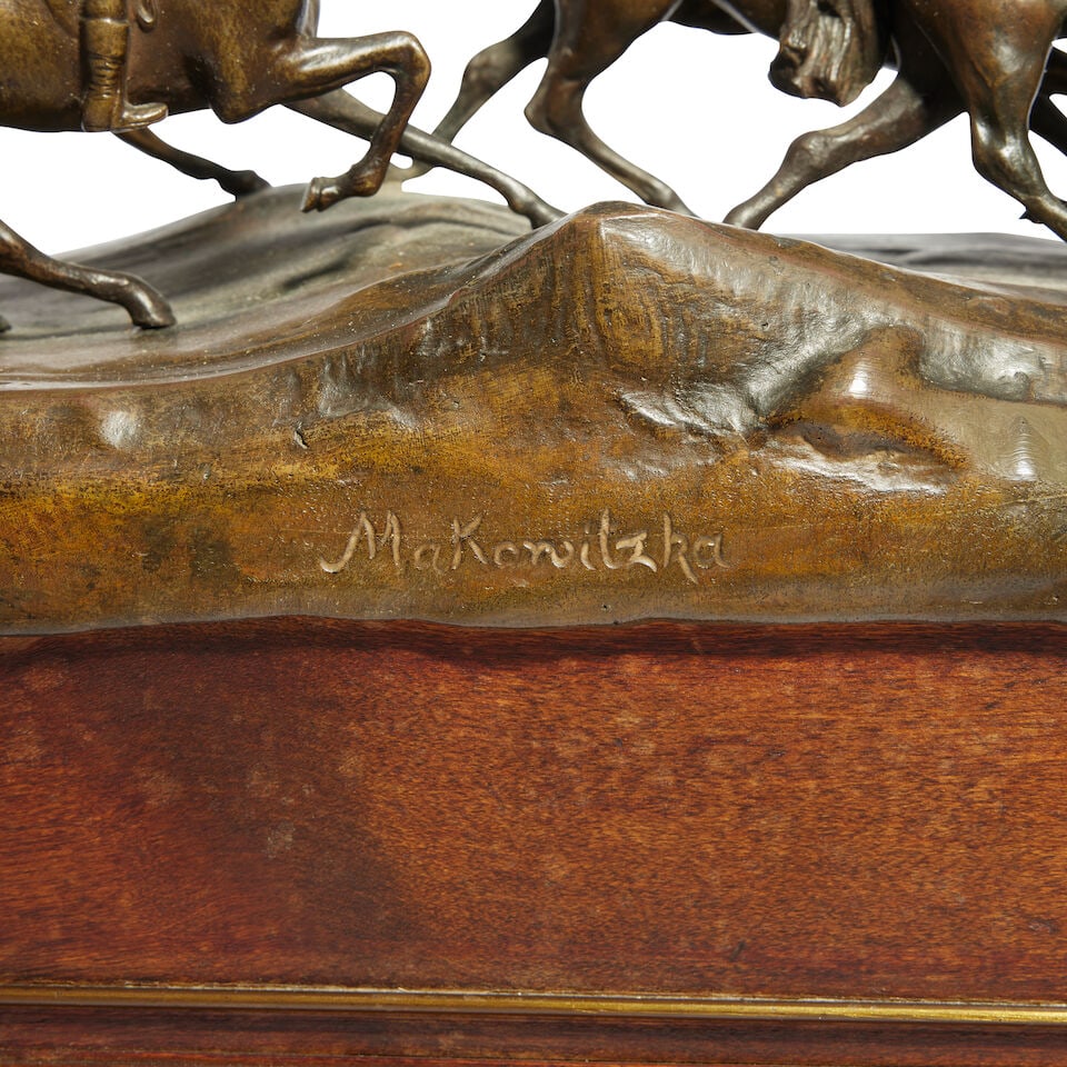 An early 20th century Continental patinated bronze figural group of a hunting scene - 2