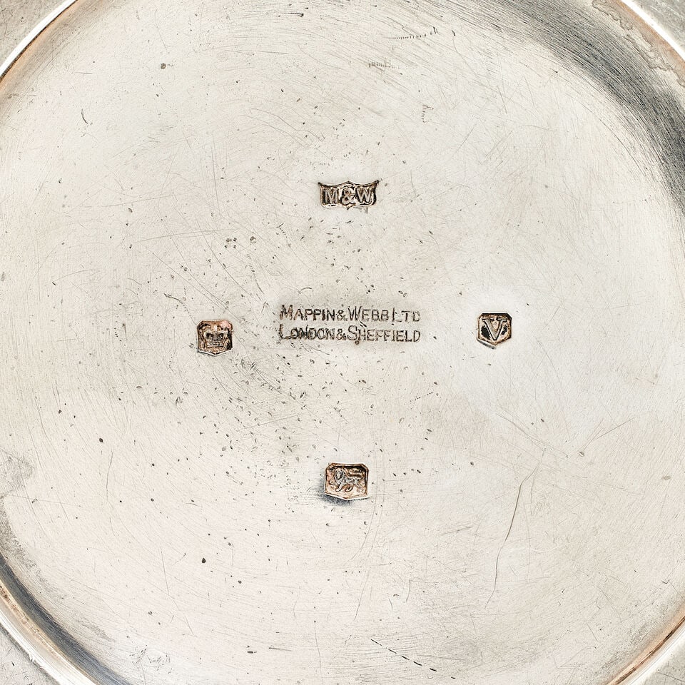 A novelty silver cigarette cannister Mappin and Webb, Sheffield 1938 - 2