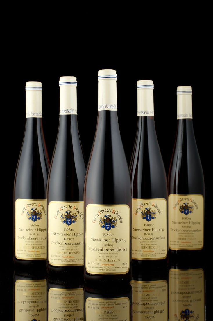 Georg Albrecht Schneider, Niersteiner Hipping Riesling Grosses Gewachs HM, 1989 (5 x 750ml): Georg Albrecht Schneider, Niersteiner Hipping Riesling Grosses Gewachs HM, 1989 (5 x 750ml) Region: Rheinhessen Label: lightly bin-soiled & damp-affected labels - 2 nicked Notes: Soutirage stickers &