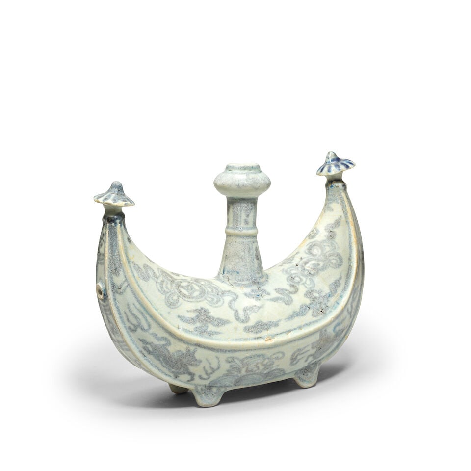 A BLUE AND WHITE CRESCENT-SHAPED WATER VESSEL, JUNCHI Hongzhi (1 of 3)