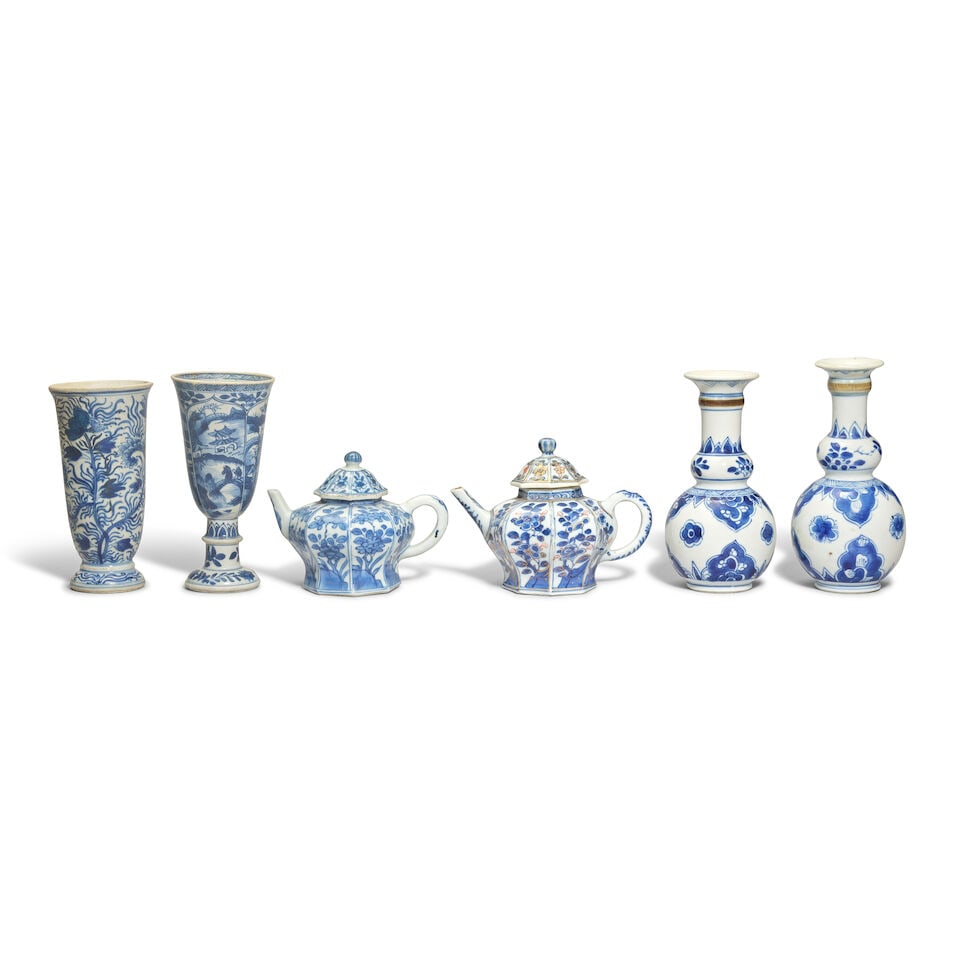 A COLLECTION OF BLUE AND WHITE PORCELAIN Kangxi/Yongzheng (8) (1 of 3)