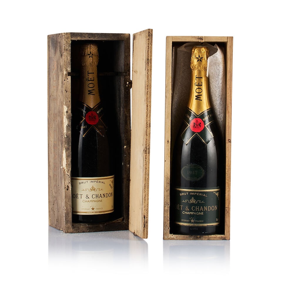Champagne Moët & Chandon, Millésime Blanc, 1947 (2 x 750ml): Champagne Moët & Chandon, Millésime Blanc, 1947 (2 x 750ml) Region: Champagne Fill Level: excellent Capsule: ok Cork: ok Label: 2x bin-soiled Packaging: 2x individual original wooden cases M