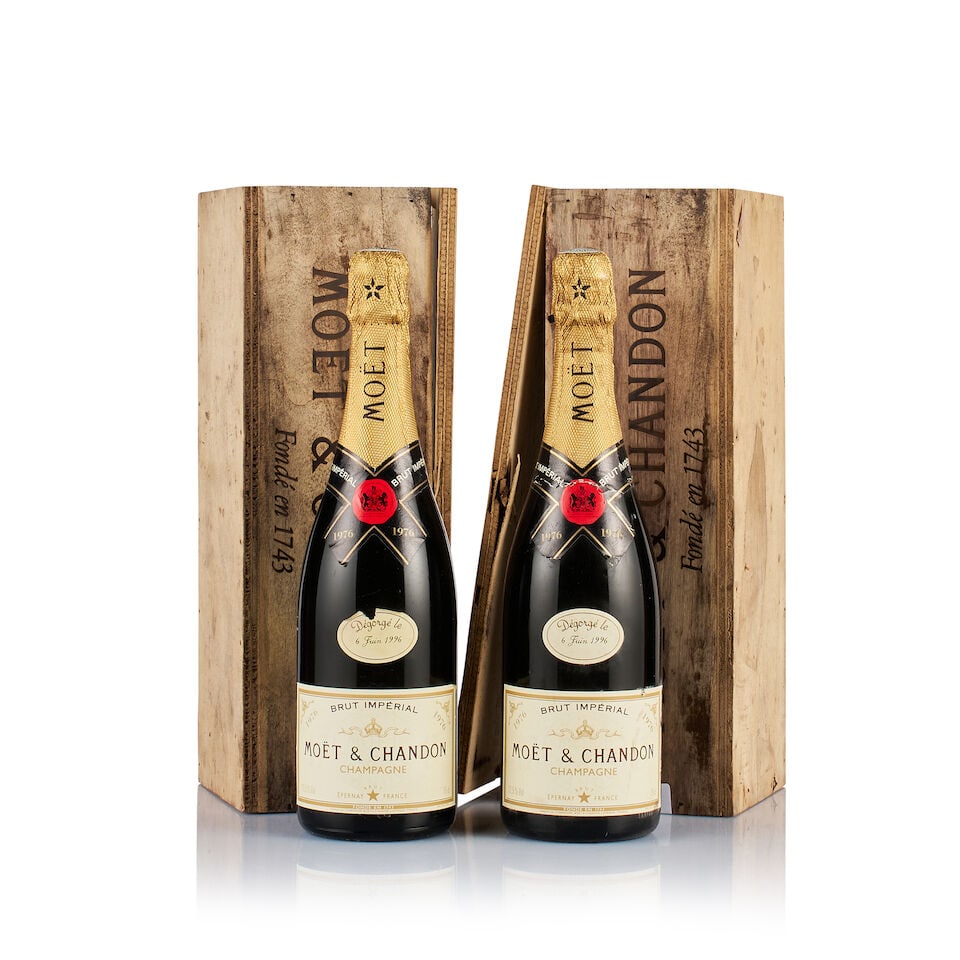 Champagne Moët & Chandon, Millésime Blanc, 1976 (2 x 750ml): Champagne Moët & Chandon, Millésime Blanc, 1976 (2 x 750ml) Region: Champagne Fill Level: 1x excellent, 1x under 1cm inverted Capsule: 2x bin-soiled Cork: ok Label: 2x bin-soiled Packaging: