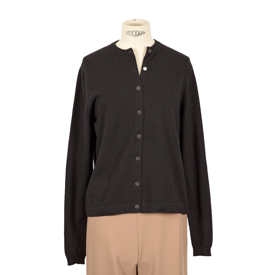 Hermès Paris. Cardigan boutonné en cachemire noir. Hermès Paris. Buttoned cardig...: Hermès Paris. Cardigan boutonné en cachemire noir. Hermès Paris. Buttoned cardigan in black cashmere. Condition grade : A. Taille indiquée/indicated size : fr 38. Footnotes: Tr