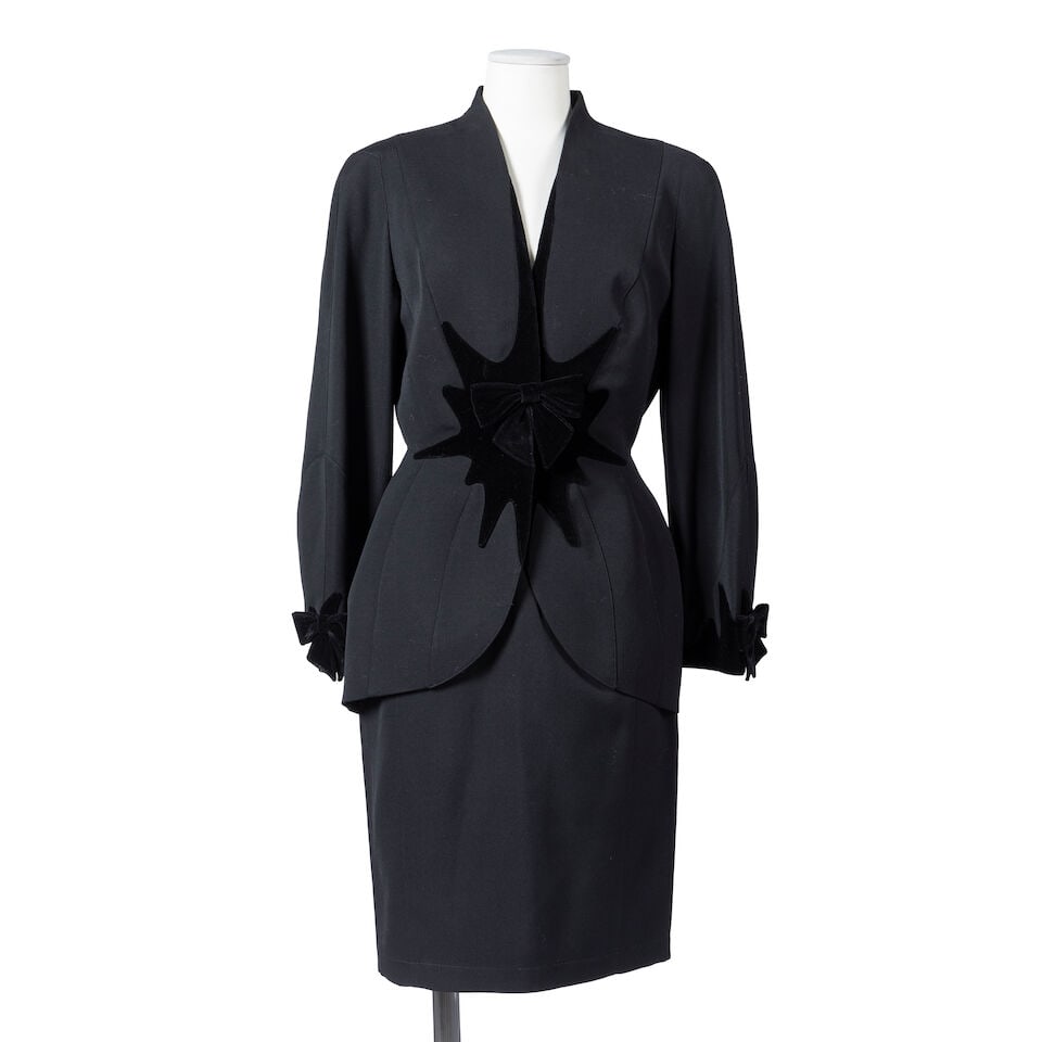Thierry Mugler, Collection Prêt à Porter Automne/Hiver 1994. Tailleur en crêpe et...: Thierry Mugler, Collection Prêt à Porter Automne/Hiver 1994. Tailleur en crêpe et velours noir. Thierry Mugler, Ready-to-Wear Autumn/Winter 1994 Collection. Skirt suit in crepe and blac