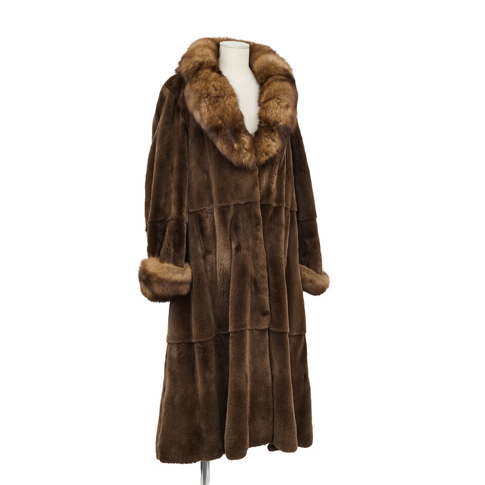 Bekaert Nazareth. Manteau long en fourrure de vison partiellement rasé. Bekaert Nazareth. L...: Bekaert Nazareth. Manteau long en fourrure de vison partiellement rasé. Bekaert Nazareth. Long coat made of shaved mink fur. Condition grade: A. Taille approximative/Approximative size: 38. Footn