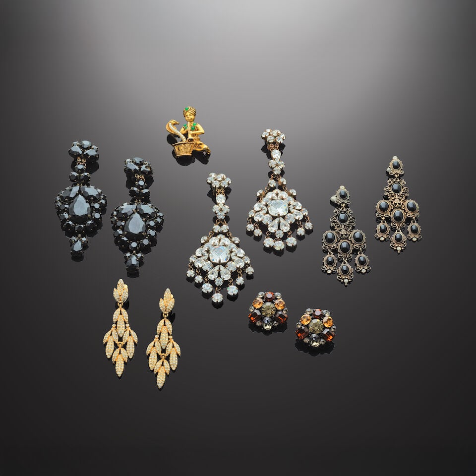 Anonyme. 5 paire de clips d'oreilles et une broche fantaisie. Anonymous. 5 pairs of ear clips an... (1 of 1)