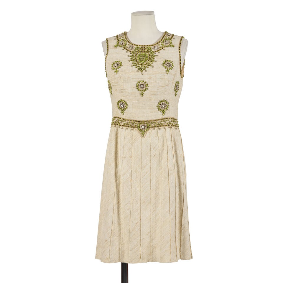 Oscar de la Renta, vers les années 2005. Robe en coton et lin brodé de perles argent&#...: Oscar de la Renta, vers les années 2005. Robe en coton et lin brodé de perles argentées et cabochons verts. Oscar de la Renta, circa 2005. Dress in cotton and linen embroidered with sil