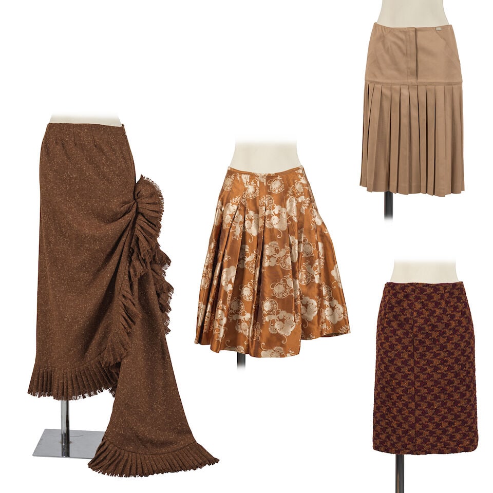 Balmain, Chanel, Dries Van Noten, Valentino. 4 jupes dans les tons beiges. Balmain, Chanel, Drie...: Balmain, Chanel, Dries Van Noten, Valentino. 4 jupes dans les tons beiges. Balmain, Chanel, Dries Van Noten, Valentino. 4 skirts in beige tones. Footnotes: Dries Van Noten - Bon état, quelques fi