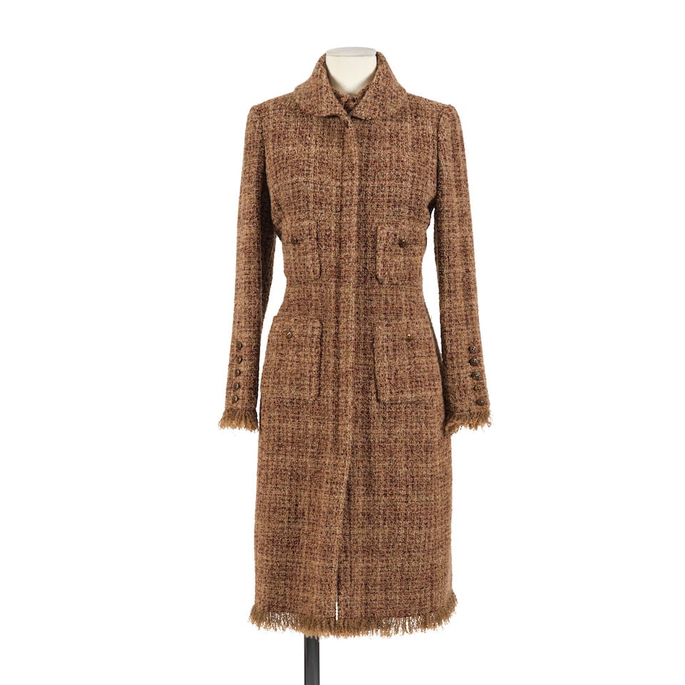 Oscar de la Renta. Ensemble robe sans manches et manteau en tweed dans les tons automnaux. Oscar...: Oscar de la Renta. Ensemble robe sans manches et manteau en tweed dans les tons automnaux. Oscar de la Renta. Sleeveless dress and tweed coat set in autumnal tones. Condition grade: A -. Taille indiqu